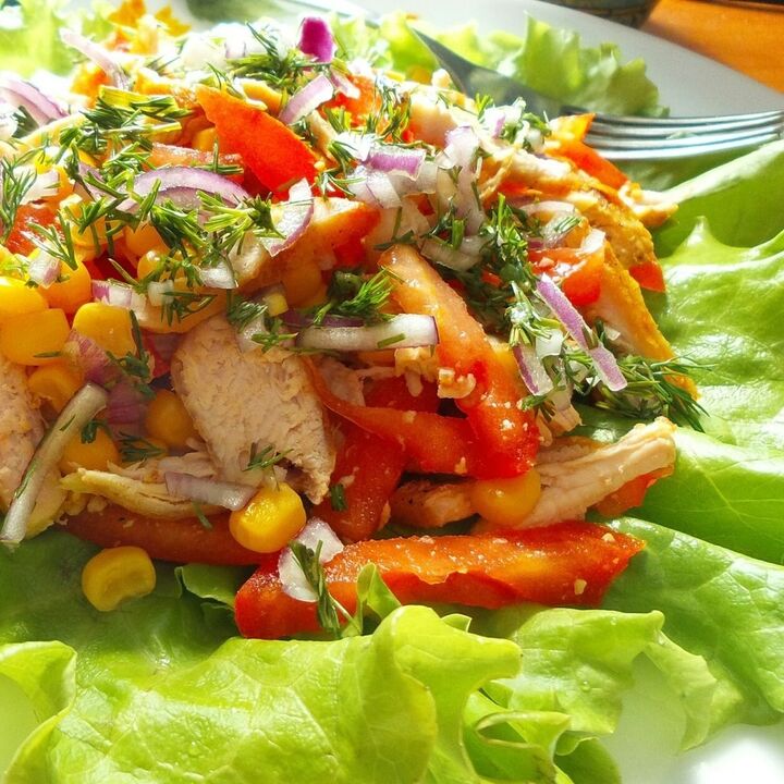 Vegetable salad with chicken