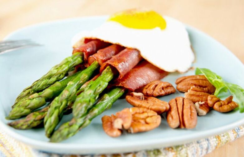 asparagus with egg and beokne during the keto diet