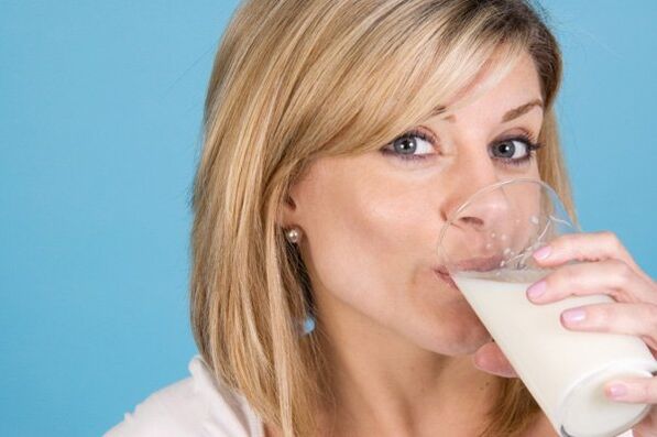 The girl drinks kefir, deciding to lose weight thanks to the kefir diet