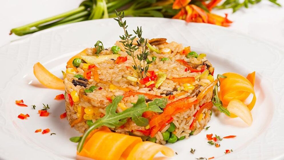 Vegetable risotto is the perfect lunch for those on a Mediterranean diet. 