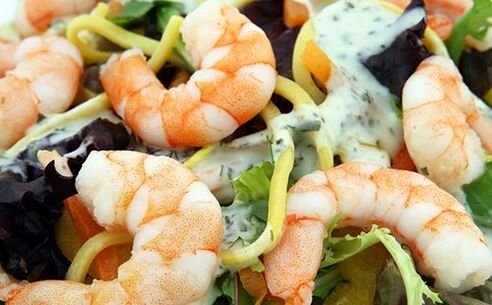 Salad with delicious shrimp and vegetables on the Dukan diet menu